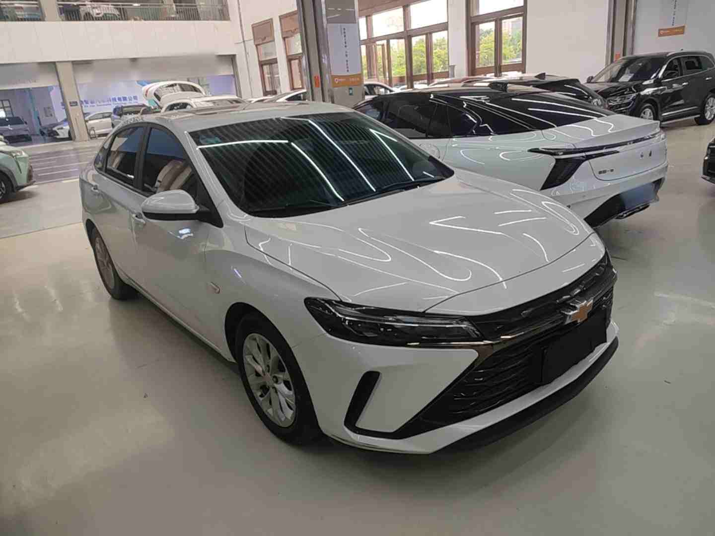 车辆右前45度外观展示