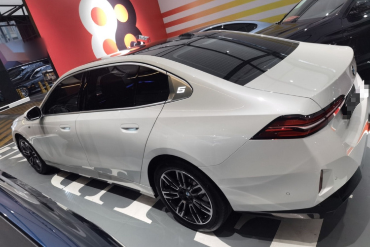 宝马5系 2025款 530Li 领先型 M运动套装车身外观4