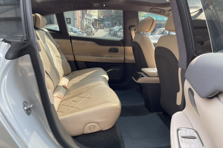 蔚来ET7 2022款 100kWh 首发版中控内饰7006