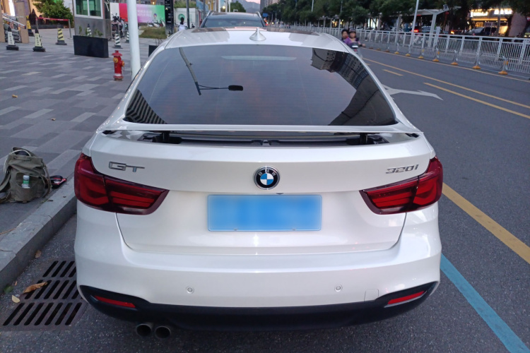 宝马3系GT 2019款 320i M运动套装车身外观6