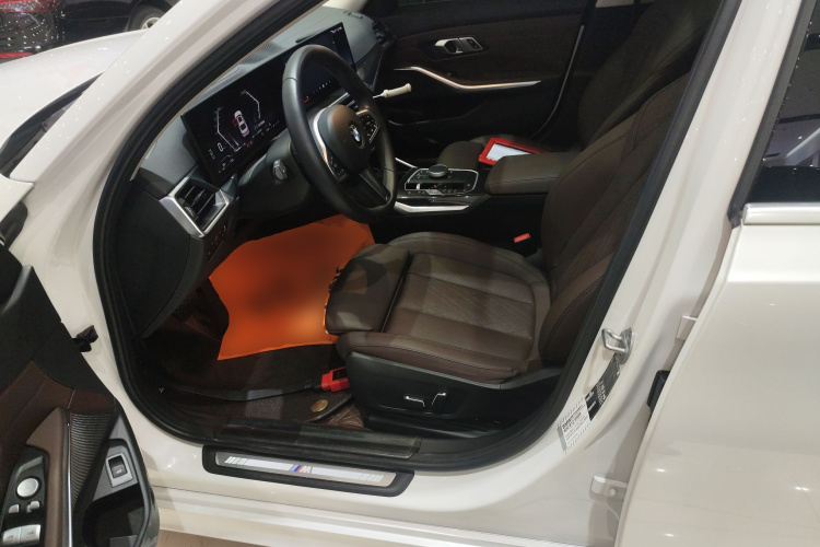 宝马3系 2024款 325Li M运动套装中控内饰19