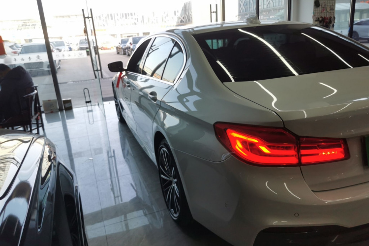 宝马5系 2020款 530Li 领先型 M运动套装车身外观4