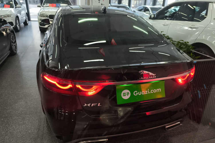 捷豹XFL 2023款 XFL 2.0T P250 两驱精英运动版车身外观6