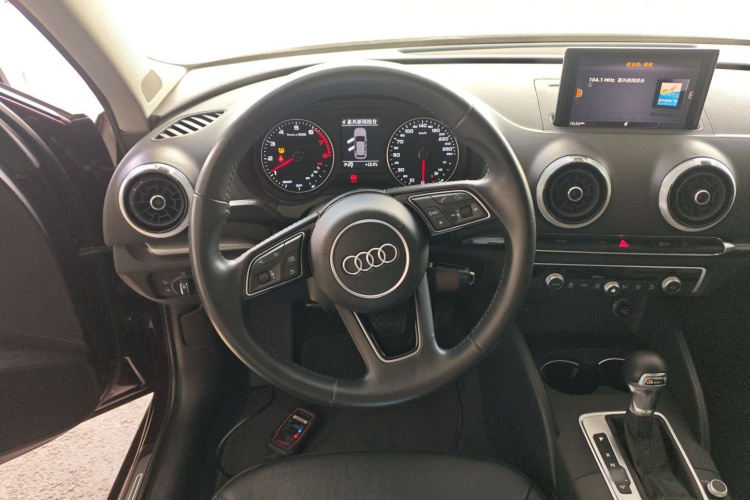 奥迪A3 2017款 Sportback 35 TFSI 风尚型中控内饰13