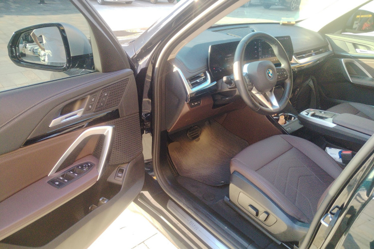 宝马iX1 2023款 eDrive25L X设计套装中控内饰7003