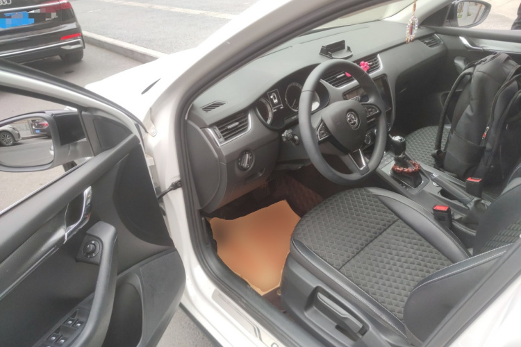 斯柯达 明锐 2019款 旅行车 TSI280 DSG豪华版 国VI中控内饰20