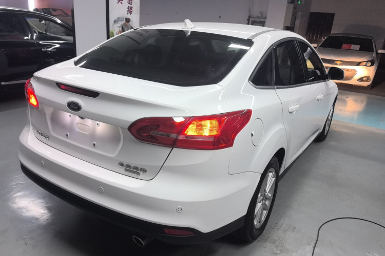 福特 福克斯 2018款 三厢经典 EcoBoost 180 自动精英型车身外观6005