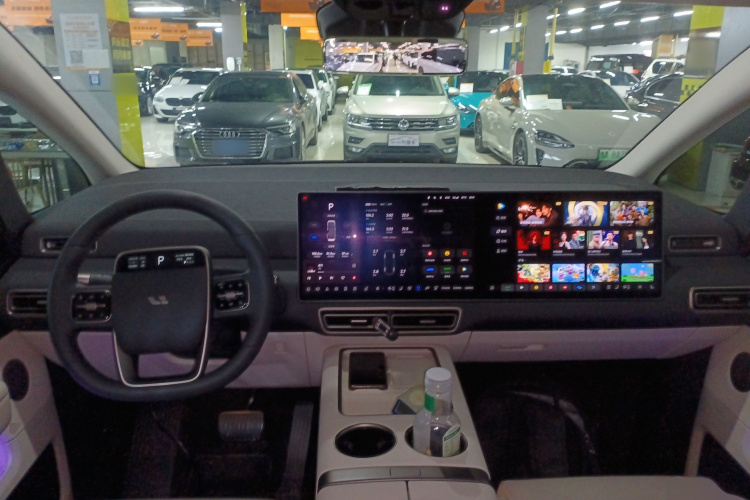 理想汽车 理想MEGA 2025款 Home 家庭特别版中控内饰12