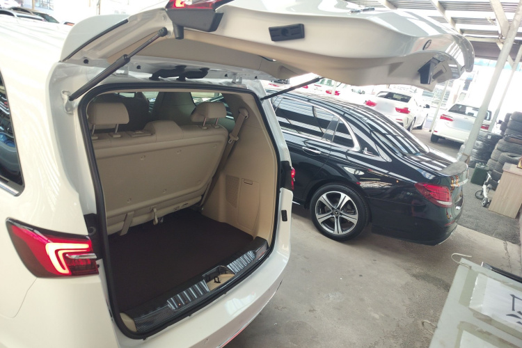 别克GL8 2023款 改款 陆上公务舱 豪华型机舱底盘23