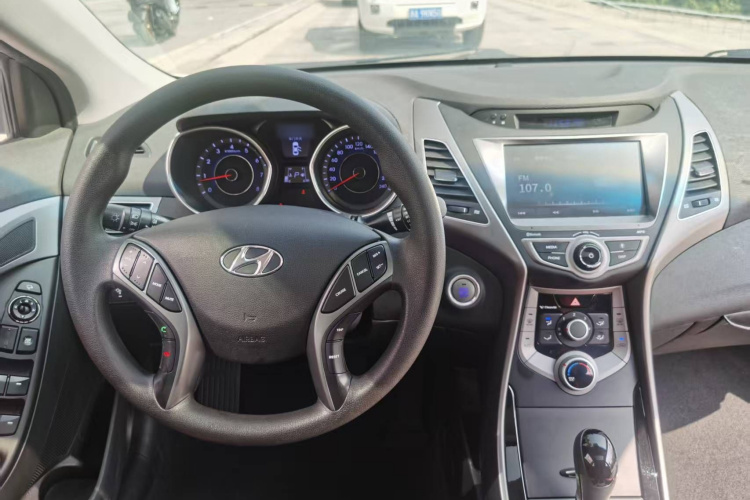 现代 朗动 2016款 1.6L 自动尊贵型中控内饰7006