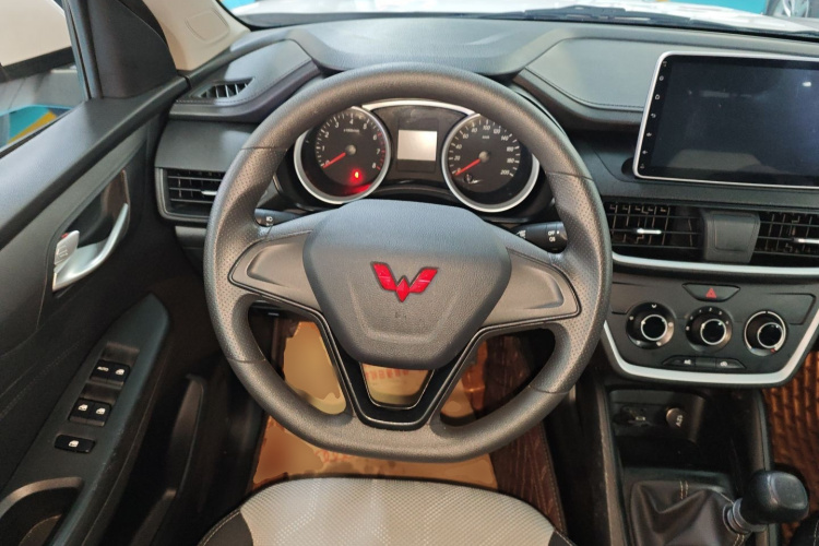 五菱汽车 五菱宏光S3 2019款 1.5L 手动标准型 国VI中控内饰13