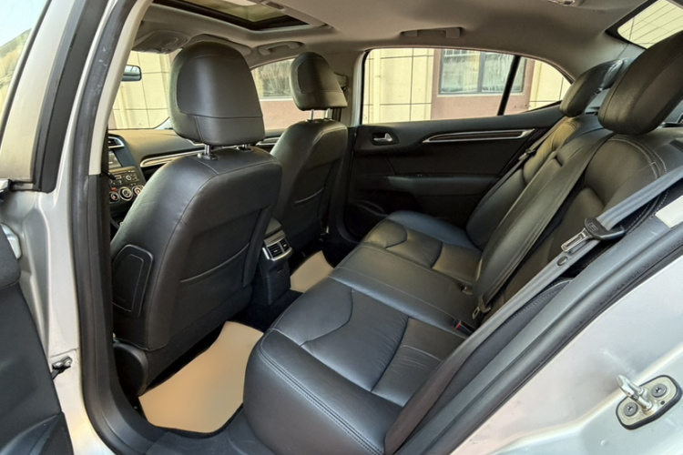 雪铁龙C4L 2015款 1.6T 自动尊贵版中控内饰7001