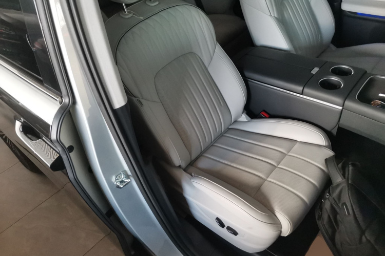 岚图汽车 岚图梦想家 2025款 PHEV 四驱旗舰乾崑版局部细节41