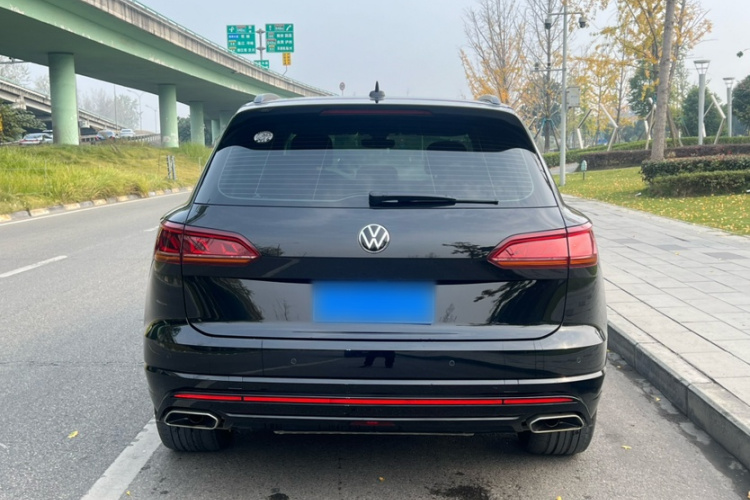 大众 途锐 2022款 3.0TSI 锐享版 曜黑运动套装车身外观6006