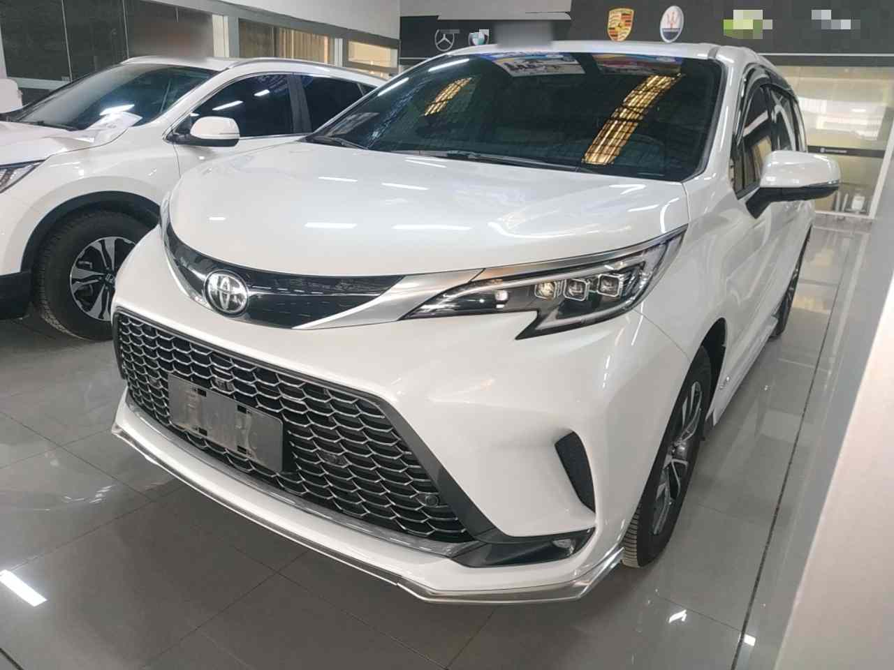 丰田 格瑞维亚 2024款 2.5L混动 尊贵PLUS四驱版(2)