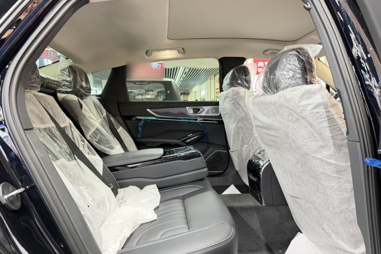 红旗H9 2025款 2.0T 两驱旗享豪华商务版 5座中控内饰7009