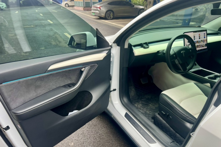 特斯拉 Model Y 2021款 长续航全轮驱动版中控内饰7004