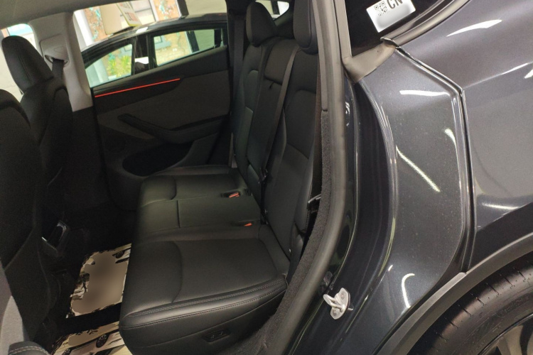 特斯拉 Model Y 2025款 后轮驱动 首发版中控内饰21