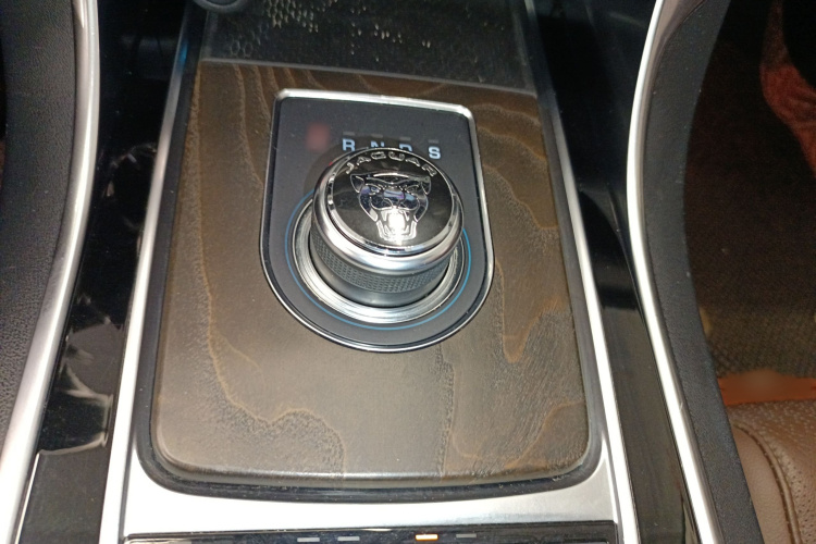 捷豹XFL 2018款 XFL 2.0T 250PS 豪华版局部细节18