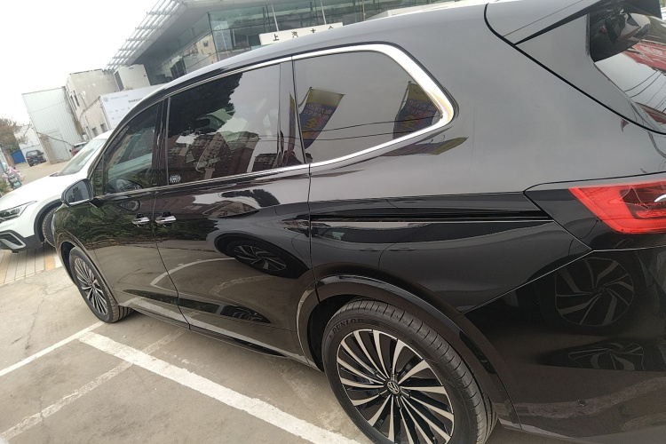 大众 威然 2024款 380TSI 尊贵版车身外观4