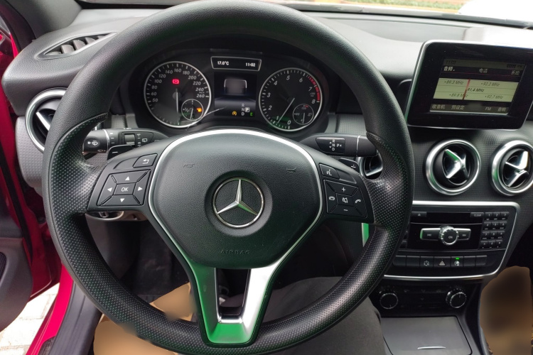 奔驰A级(进口) 2015款 A 180 标准型中控内饰13