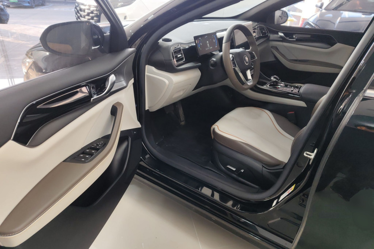 比亚迪 秦PLUS 2023款  冠军版 DM-i 120KM超越型中控内饰7003