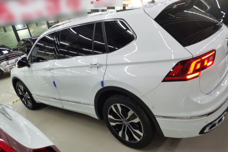 大众 途观L 2025款 出众款 330TSI 自动两驱R-Line龙耀版车身外观4