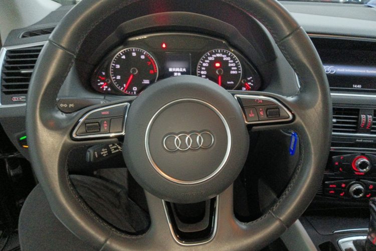 奥迪Q5 2018款 典藏版 40 TFSI 进取型中控内饰13
