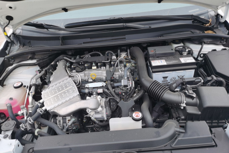 丰田 雷凌 2023款 185T CVT豪华版机舱底盘24