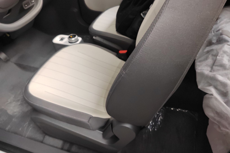 吉利银河 2025款 210km 熊猫骑士中控内饰19