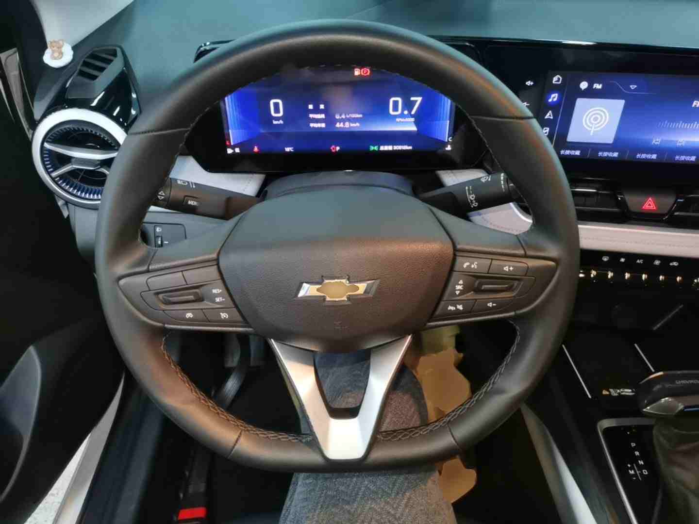 车辆方向盘及中控台实拍