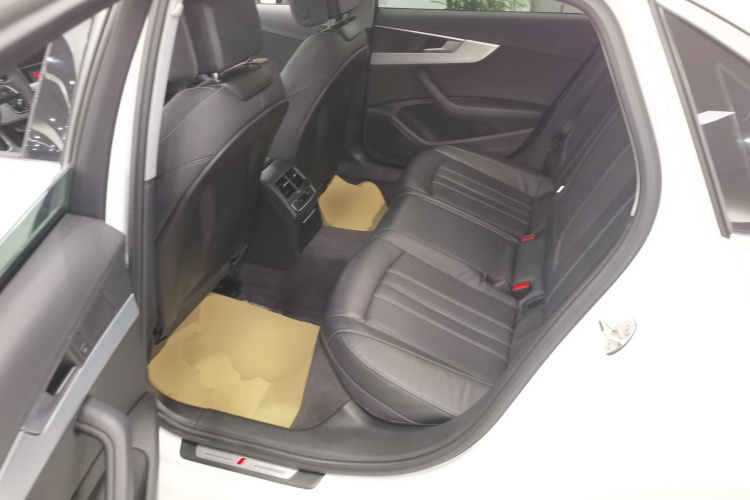 奥迪A4L 2023款 40 TFSI 时尚动感型中控内饰21