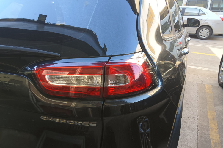 Jeep 自由光 2016款 2.4L 领先版车身外观9