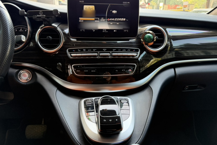 奔驰V级 2018款 V 260 领航版 国VI中控内饰7006