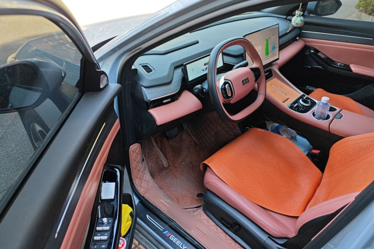 吉利银河 银河L6 2025款 EM-i 140km 星舰版中控内饰20