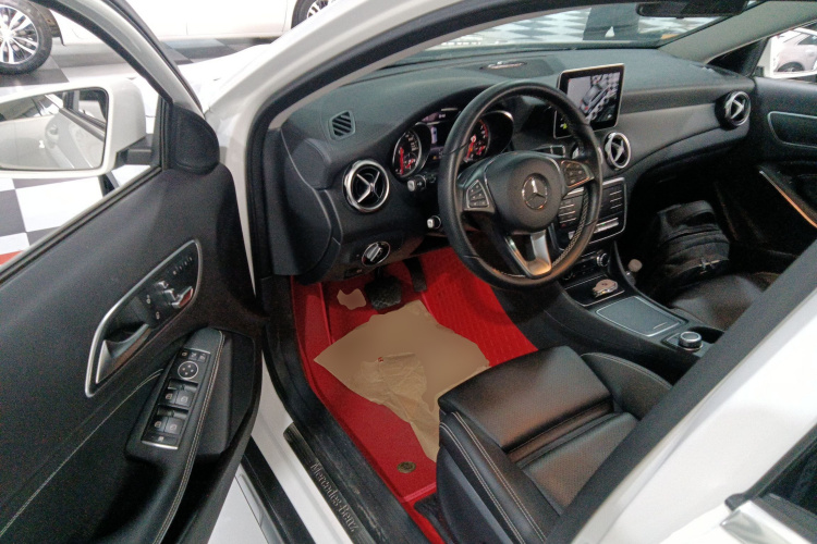 奔驰GLA 2018款 GLA 200 时尚型中控内饰20