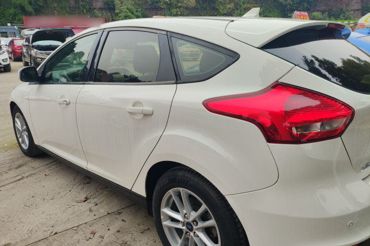 福特 福克斯 2018款 两厢经典 EcoBoost 125 自动超能风尚型智行版车身外观4