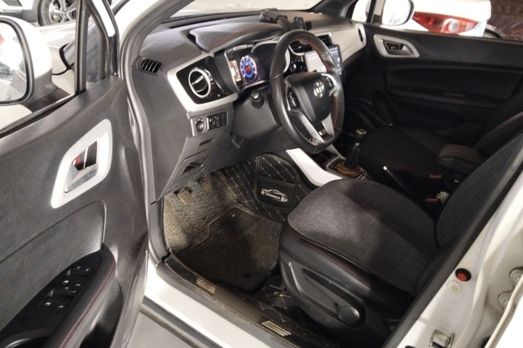 中华V3 2015款 1.5L 手动智能型中控内饰20