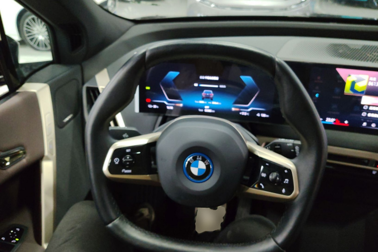 宝马iX 2023款 xDrive40中控内饰13