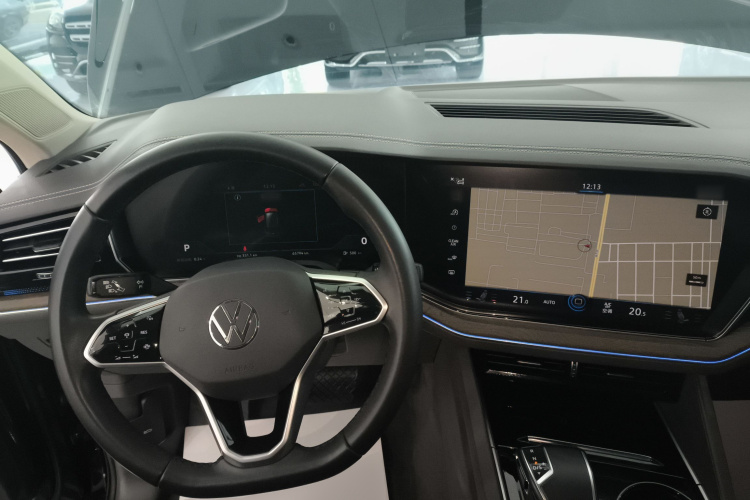 大众 途锐 2022款 3.0TSI 锐享版 曜黑运动套装中控内饰12