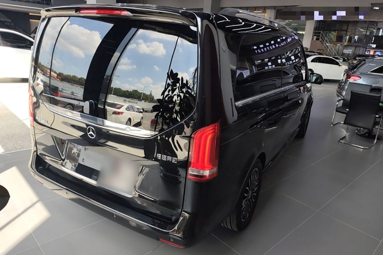 奔驰V级 2018款 V 260 L 尊贵加长版 国VI车身外观6005