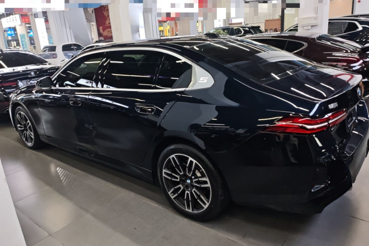 宝马5系 2025款 530Li 领先型 M运动套装车身外观6003