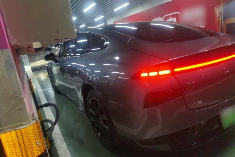 小鹏P7 2022款 586G车身外观4