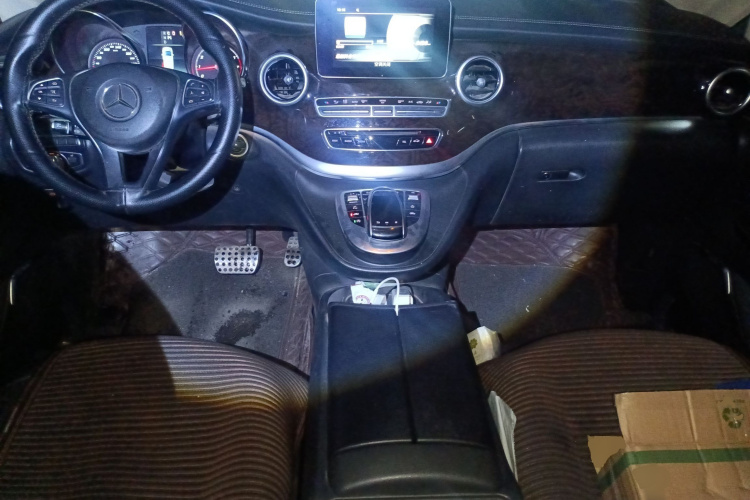 奔驰V级 2018款 V 260 L 尊贵加长版 国VI中控内饰12