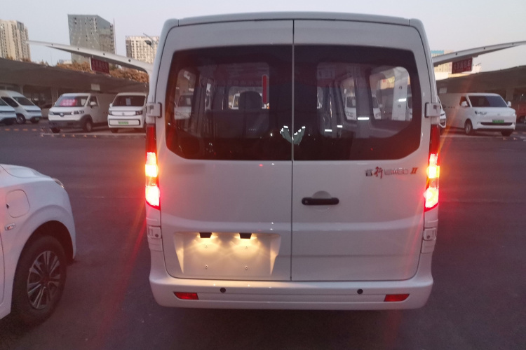 长安凯程 长安睿行EM80 2025款 客运版 舒适型 6座 300km 对开门车身外观6