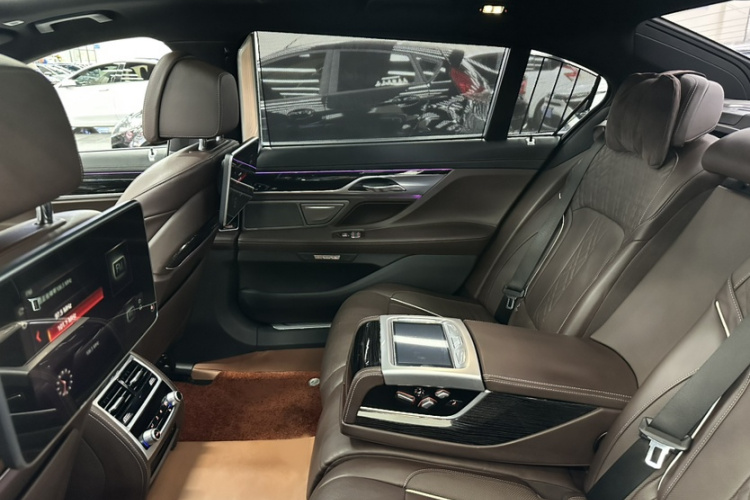 宝马7系 2018款 730Li 尊享型 M运动套装中控内饰7011