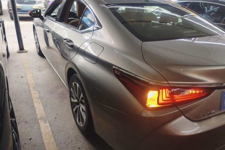 雷克萨斯ES 2022款 200 卓越版车身外观6003