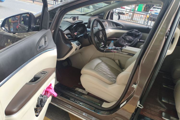 别克GL8 2023款 陆上公务舱 舒适型中控内饰20