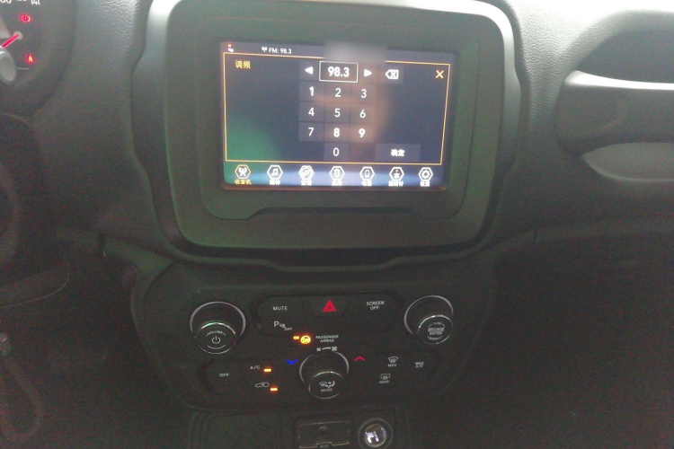 Jeep 自由侠 2018款 互联大屏版 180T 自动高能版局部细节16