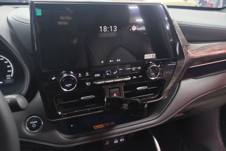 丰田 皇冠陆放 2024款 2.5L HEV四驱尊贵版局部细节16